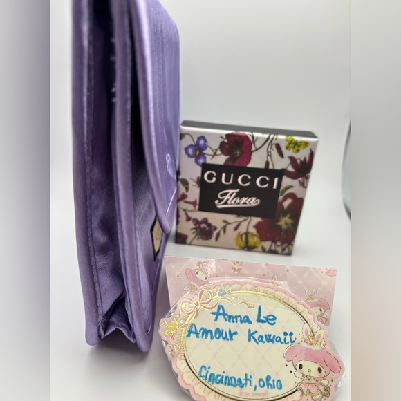 Gucci Round metal mirror with detail floral outside, and purple make up pouch - Picture 10 of 14